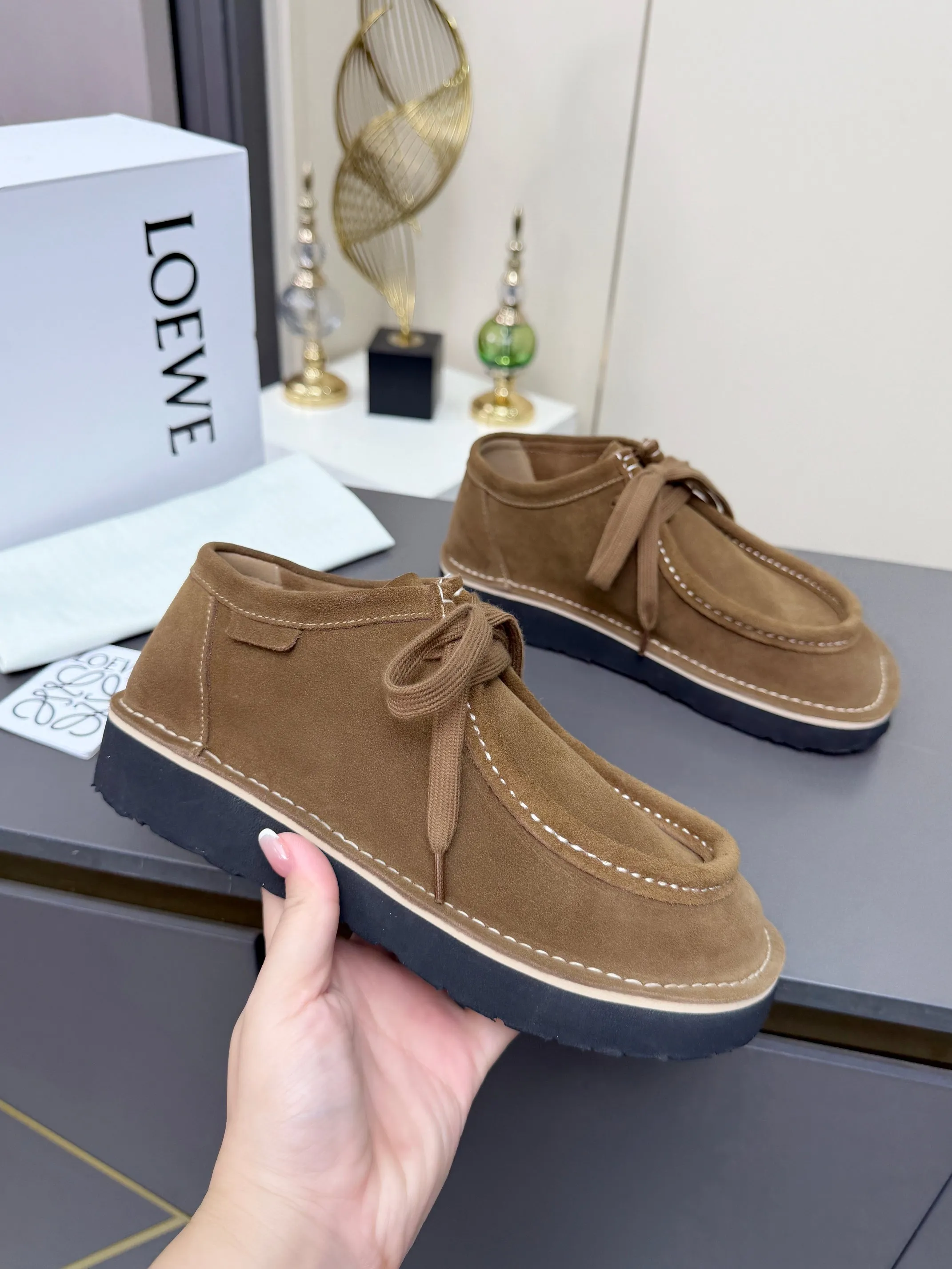 👟👟Ex-factory price 560👟👟 LOEWE·Loewe's latest kangaroo shoes, split cow leather, suede cow leather, thick-soled lace-up casual shoes, lace-up retro British style, from design to texture, allowing you to easily have a high-end luxury wearing experience. The upper is made of imported high-mercerized smooth cow suede. The delicate texture has a natural velvet-like sheen. Every inch exudes low-key sophistication. It is matched with the light-feeling EVA foam outsole. The 3-centimeter heel height is just right. It not only quietly elongates the body shape, but also brings the comfort of walking on the ground! The original version was purchased and developed, and the details are well handled. It is worth owning. It has a unique fashionable and trend-leading style. It is highly recommended to stock up. The shoe style is great, the leather is soft and comfortable, very comfortable on the feet and easy to match. ✦Fabric: imported high mercerized cowhide ✦Lining: no lining ✦Outsole: original EVA foam outsole ✦Number of sizes: women's size: 35#-40# (TT)
